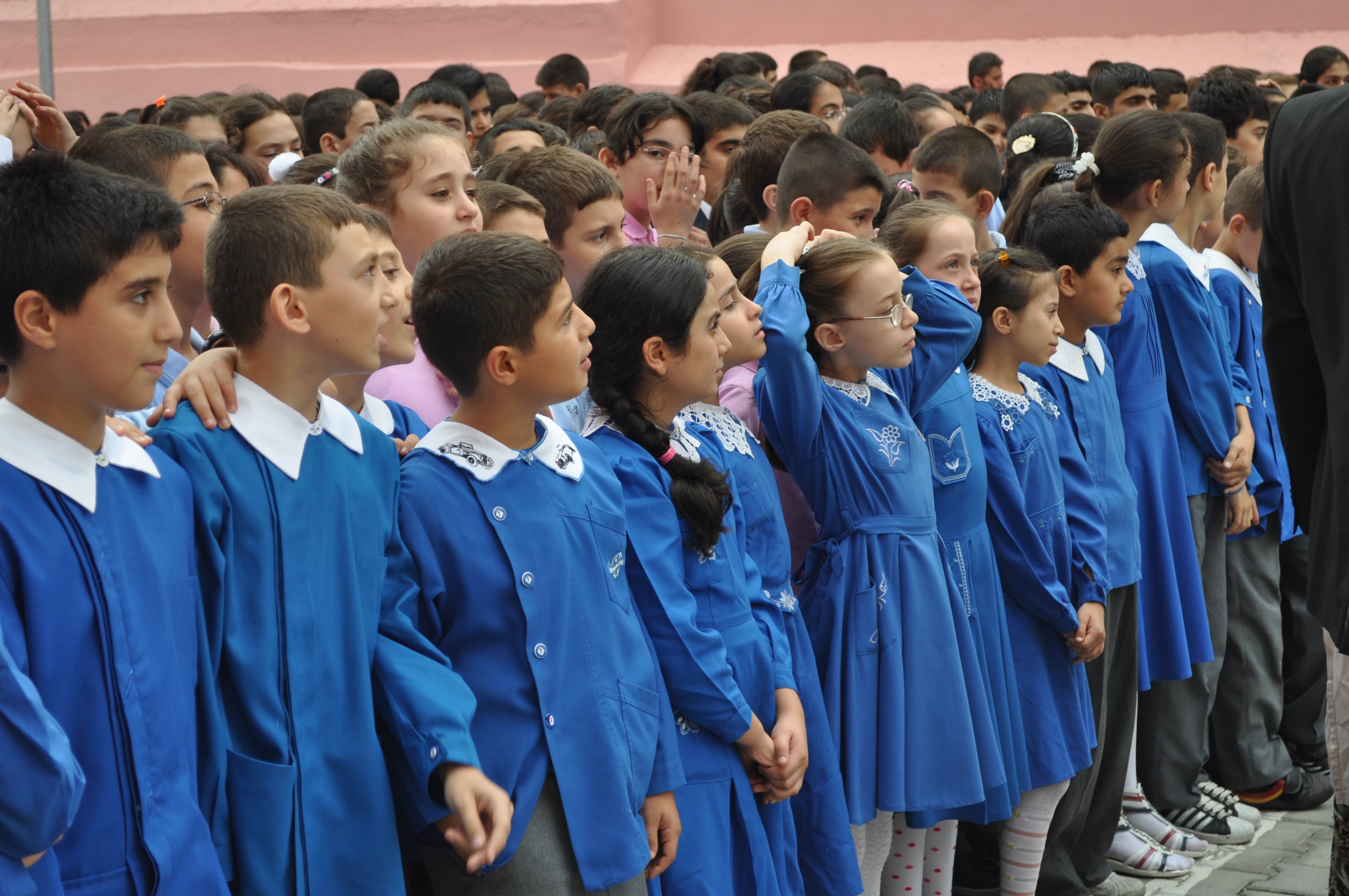 Öğrencilere akrep yedirdi!