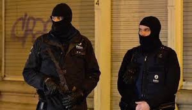 Brüksel de operasyon sırasında iki patlama