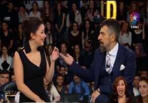 Bayülgen, Merve Özbey in göğsüne dokununca...
