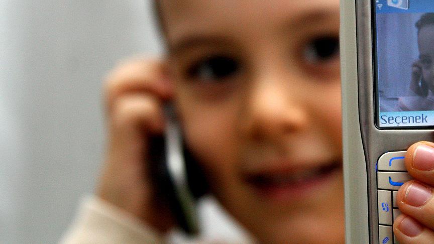 Cep telefonu çocukların beyinlerine...