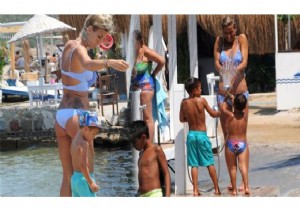 Emre Altuğ ile tatil yapan Çağla Şikel yürek hoplattı!