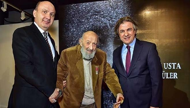 Ara Güler e Beyoğlu Nişanı ile Üstün Hizmet Beratı...