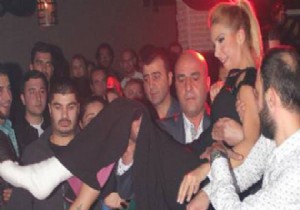 Tuğba Özerk Kırık Ayakla sahnede!!