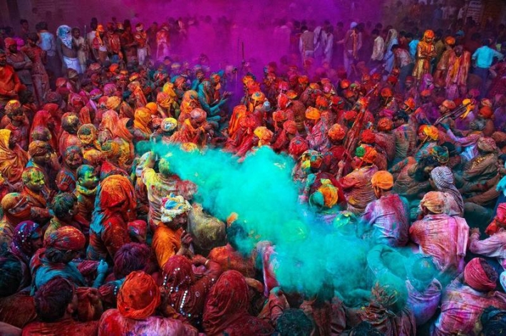 Hindistan da  Holi festivalinde  izdiham: 41 kişi hayatını kaybetti