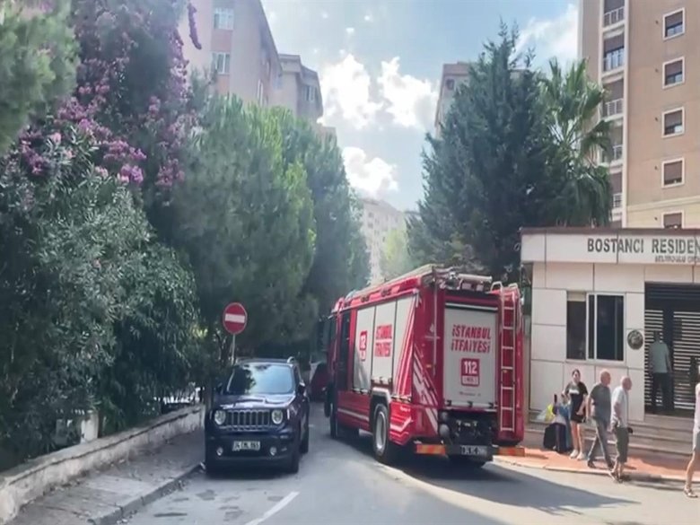 Kadıköy de 10 katlı binada yangın