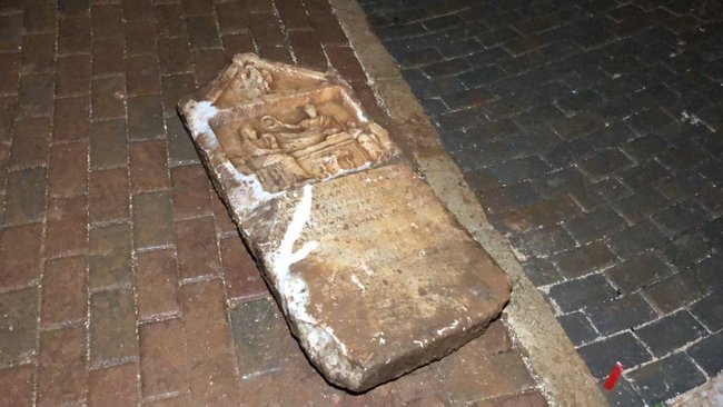 Bursa da inşaat bahçesinde 2 bin yıllık mezar steli bulundu!