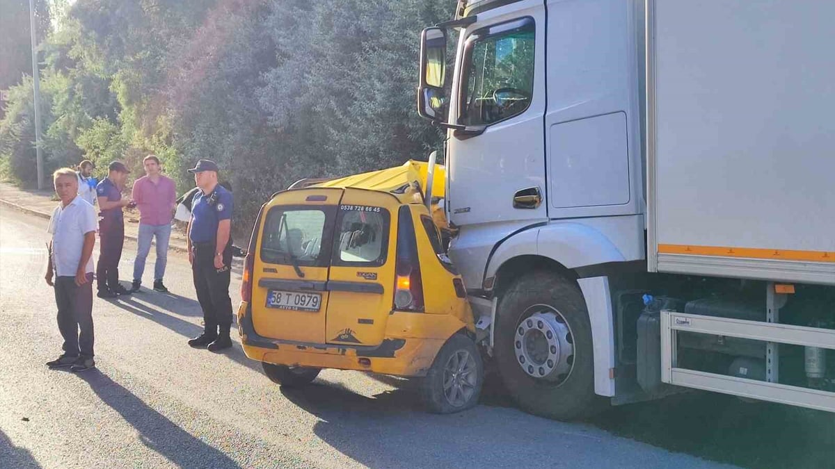 Sivas ta kamyon ile ticari taksi çarpıştı: 4 ölü!