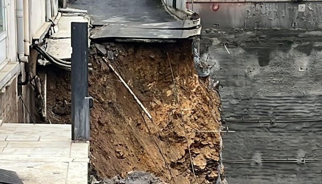 Kadıköy de istinat duvarı çöktü, 5 katlı bina tahliye ediliyor