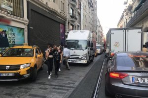 Taksim de ortalık karıştı: 9 araç birbirine girdi