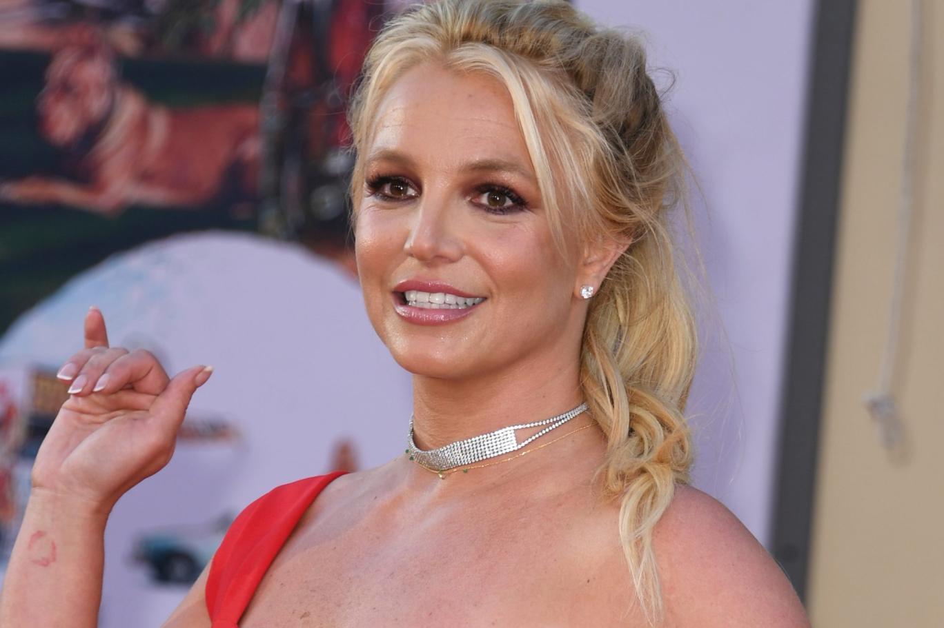 Britney Spears yüzüğü çıkardı