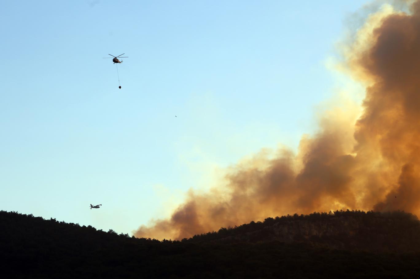 Yangın söndürmede görevli 2 helikopter çarpıştı: 3 ölü