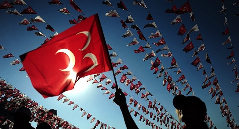 MHP li adaydan AK Partili adaya: Esnaf kan ağlıyor sen danstasın