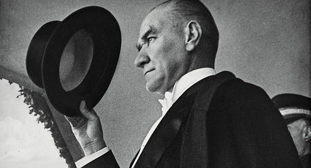 Önce Atatürk e hakaret etti, sonra özür diledi