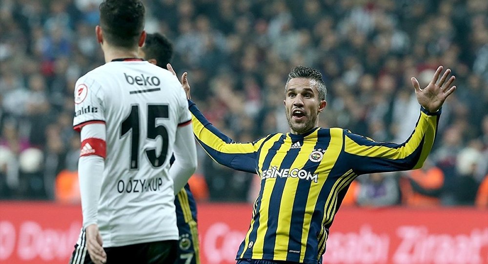 Van Persie formaya değil,  elektronik sigaraya sardı