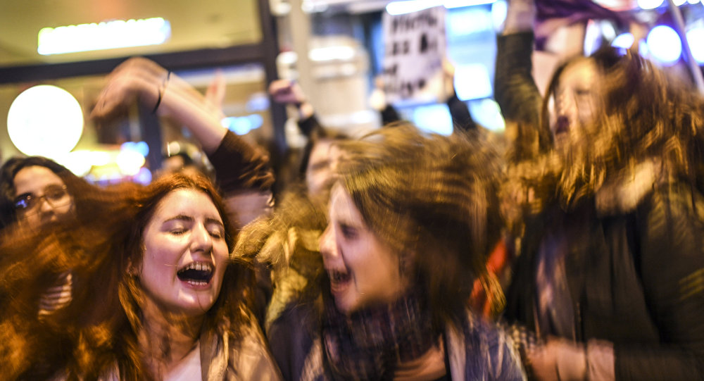  TDK dan kadına hakaret içeren ifadeler çıkarılıyor 