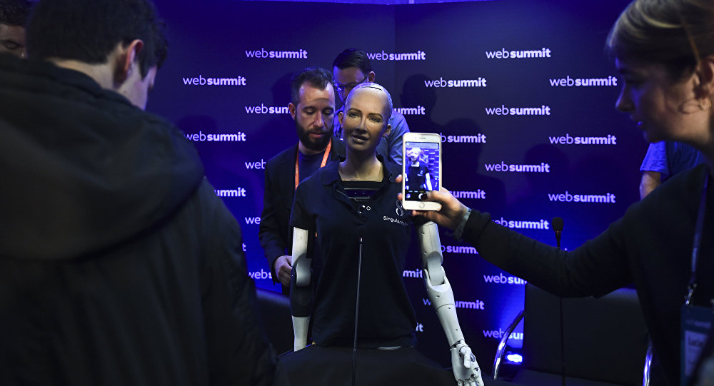 Dünyanın ilk vatandaş robotu Sophia, Türkiye ye geliyor
