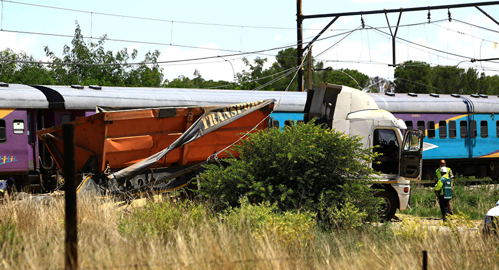 Yolcu treni ile kamyon çarpıştı, 12 ölü