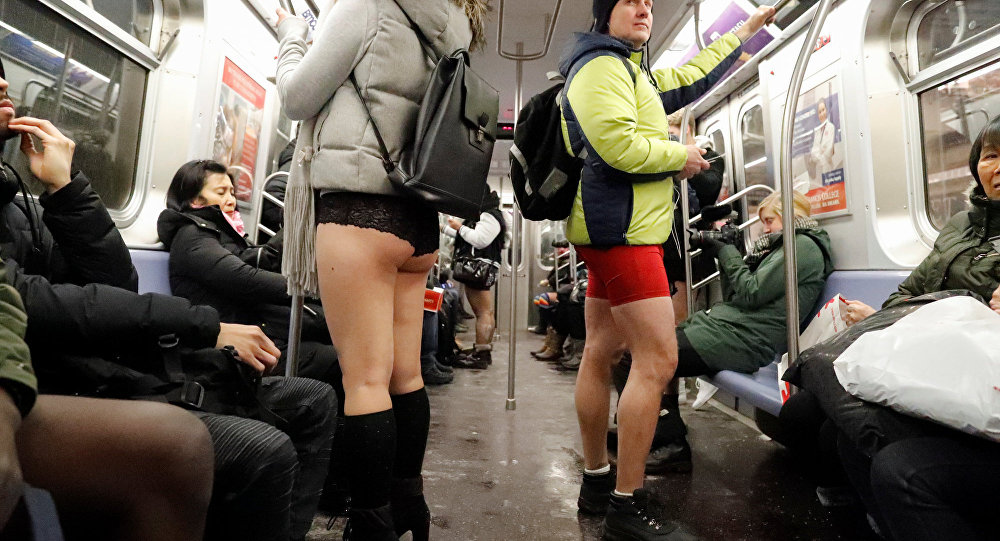 Pantolonsuz Metro Yolculuğu!