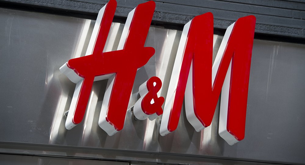 Irkçılıkla suçlanan giyim devi H&M den geri adım