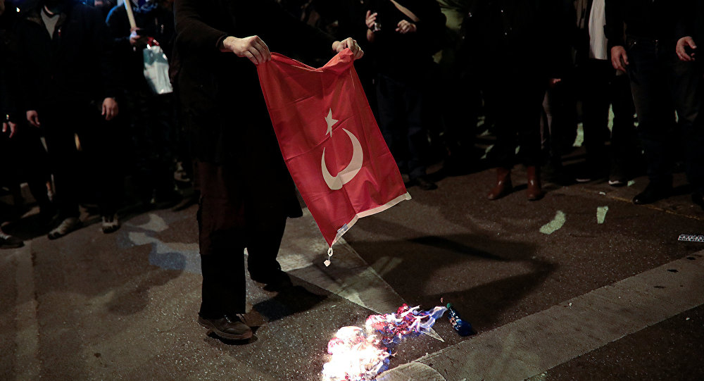 Ankara dan Atina ya: Bayrağımızı yakanları yakalayın
