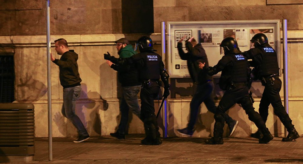 Katalonya da göstericiler polisle çatıştı: 52 yaralı
