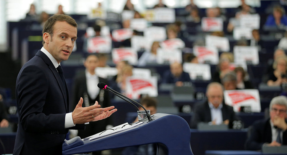 Emmanuel Macron a AP de protesto