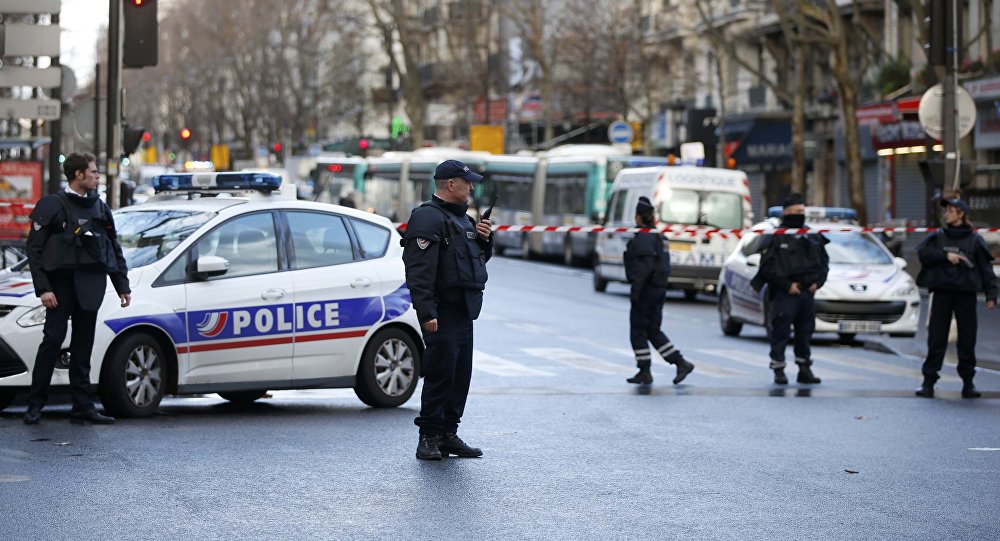 Paris te IŞİD den bıçaklı saldırı: 2 ölü