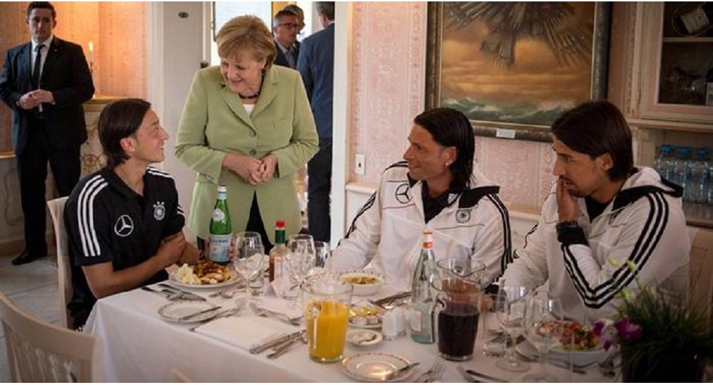 Merkel den Özil ve Gündoğan a destek