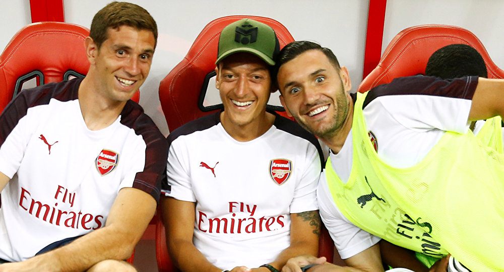 Özil den Arsenal taraftarına teşekkür