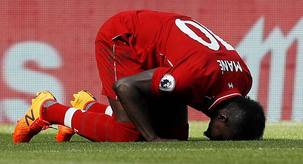 Liverpool un Müslüman oyuncusu Mane maçtan sonra cami temizledi