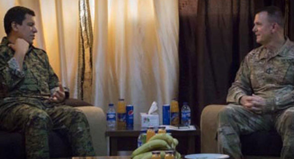 ABD li general, kırmızı kategoride aranan YPG li ile görüştü