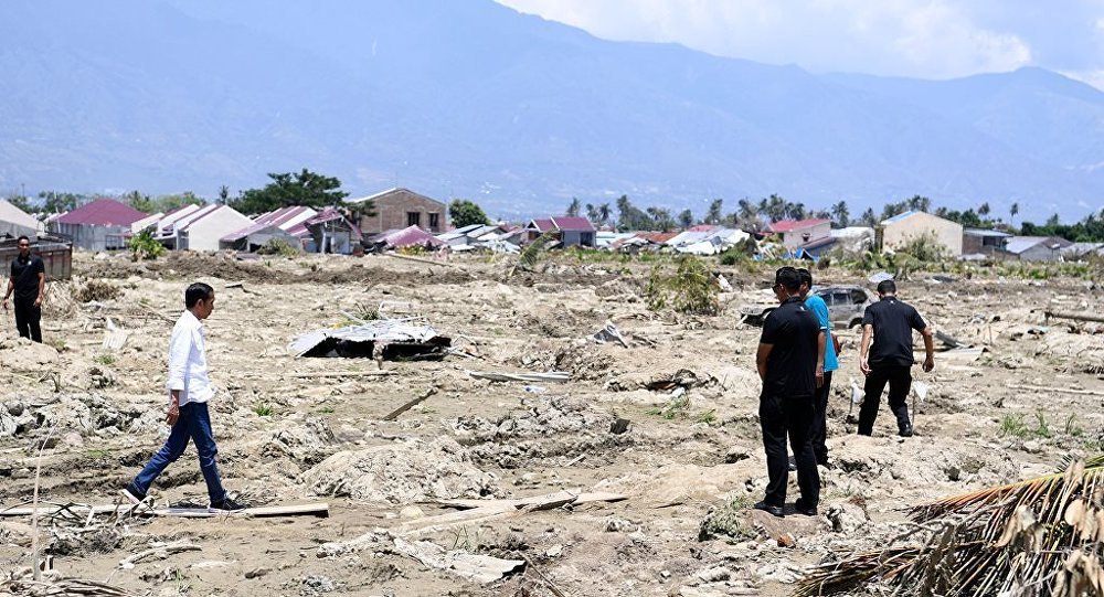 Endonezya da deprem ve tsunaminin ardından yanardağ patladı