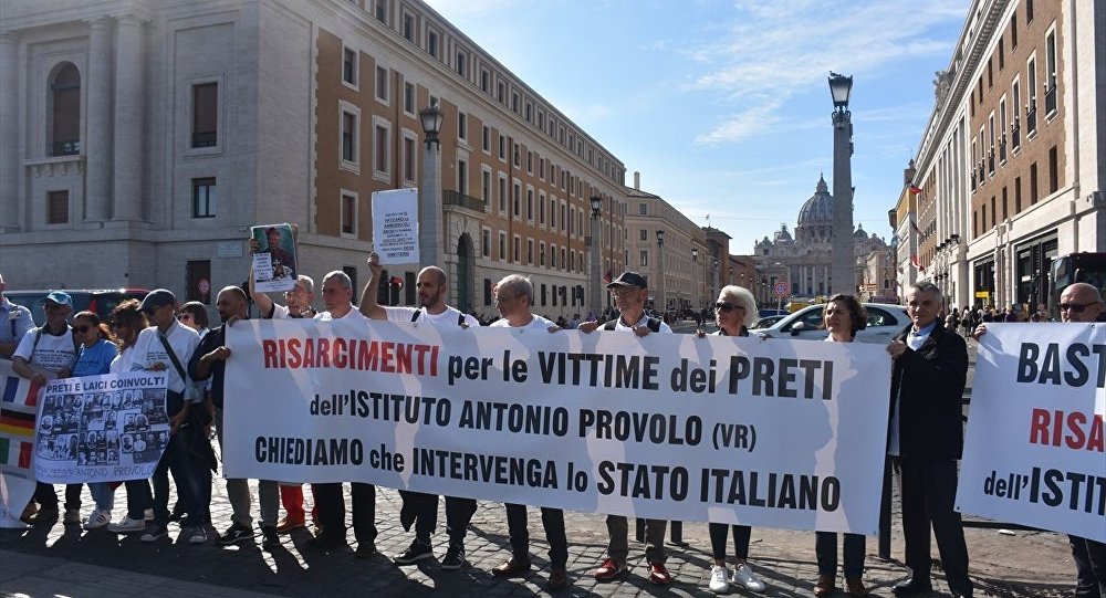 Vatikan da çocuk istismarı protestosu