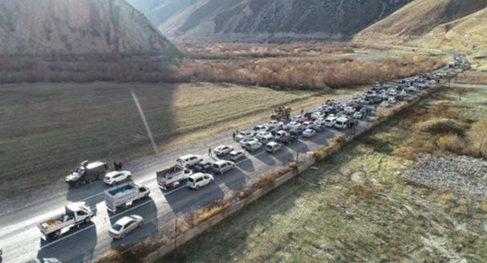 AK Parti nin Hakkari adayına 300 araçlık konvoyla karşılama