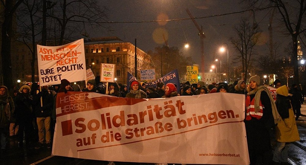 Avusturya’da 50 bin kişi hükümeti protesto etti