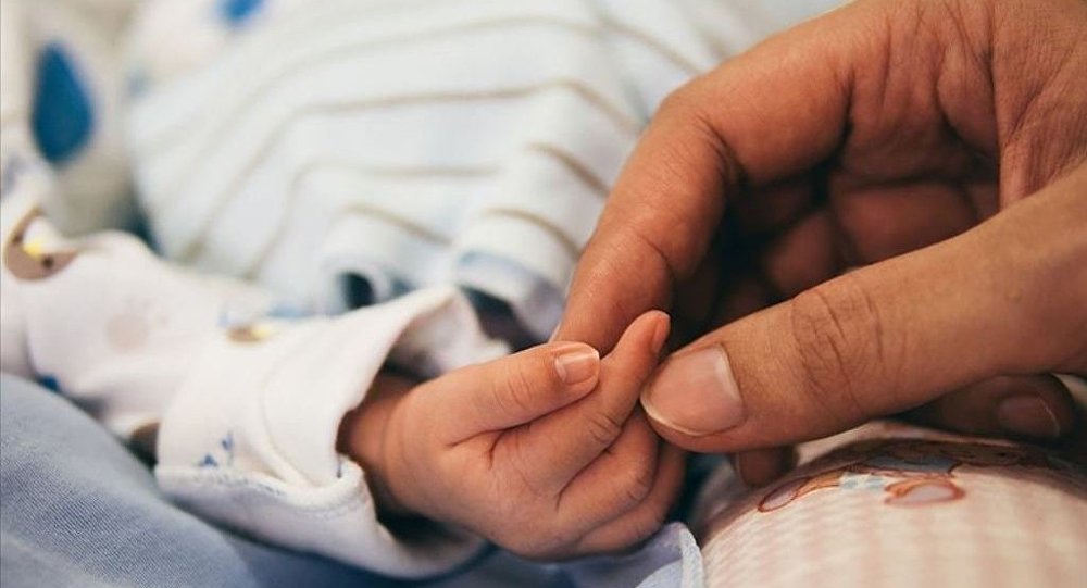 Hindistan’da dört bacaklı, üç kollu kız bebek dünyaya geldi