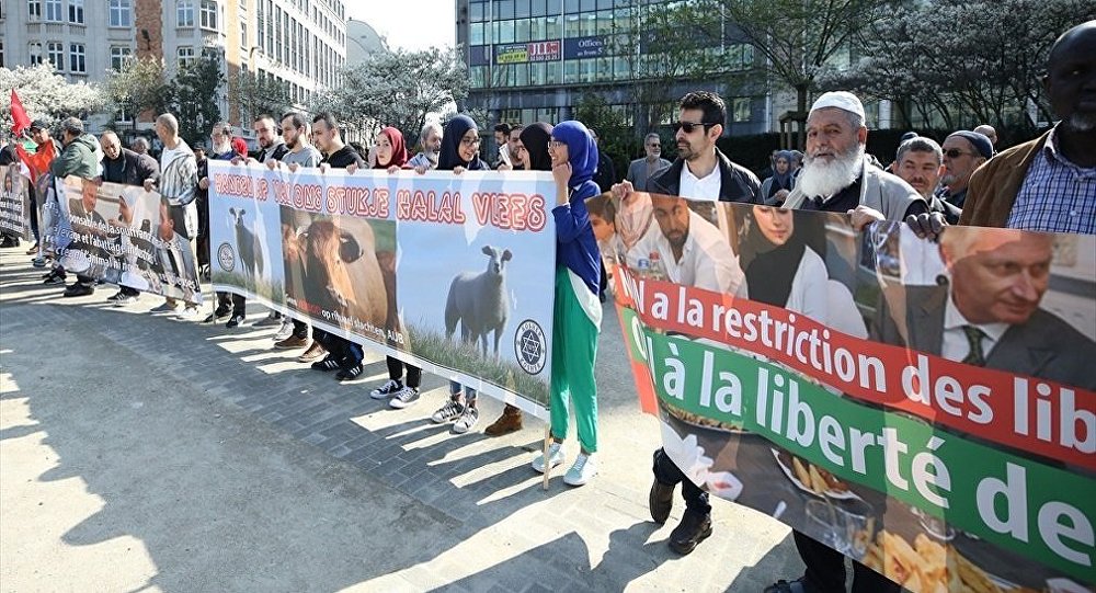 Brüksel de  helal kesim yasağı  protestosu