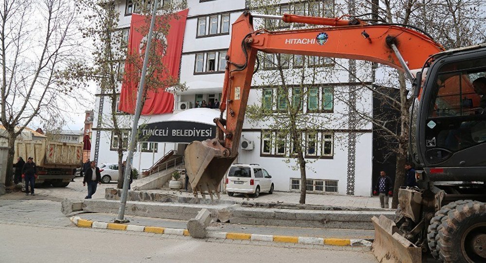  Komünist Başkan  Maçoğlu belediye önündeki duvarı yıktırdı