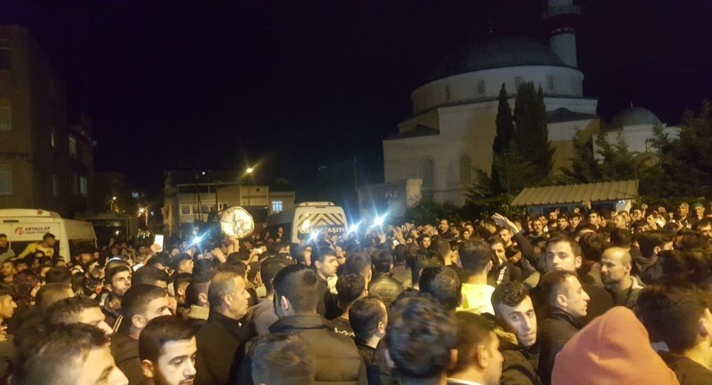 Çocuk istismarını protesto eden mahalleliye polis müdahalesi!