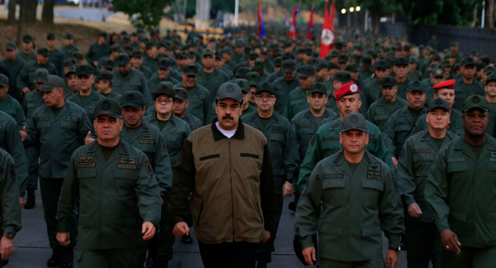 Maduro askerlerle birlikte yürüdü!