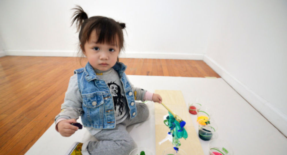 Tabloları 1600 dolara alıcı bulan 2 yaşındaki ressam: Lola June