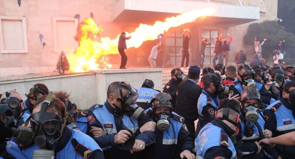 Arnavutluk ta hükümet karşıtı protesto