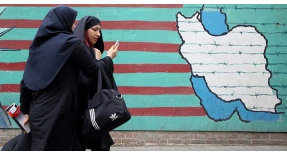 İran’da kadınlar için düğmesiz dış giyim üretimi yasaklandı