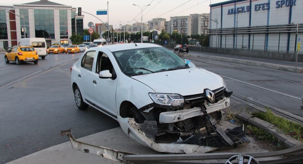 Güngören de tramvay otomobile çarptı