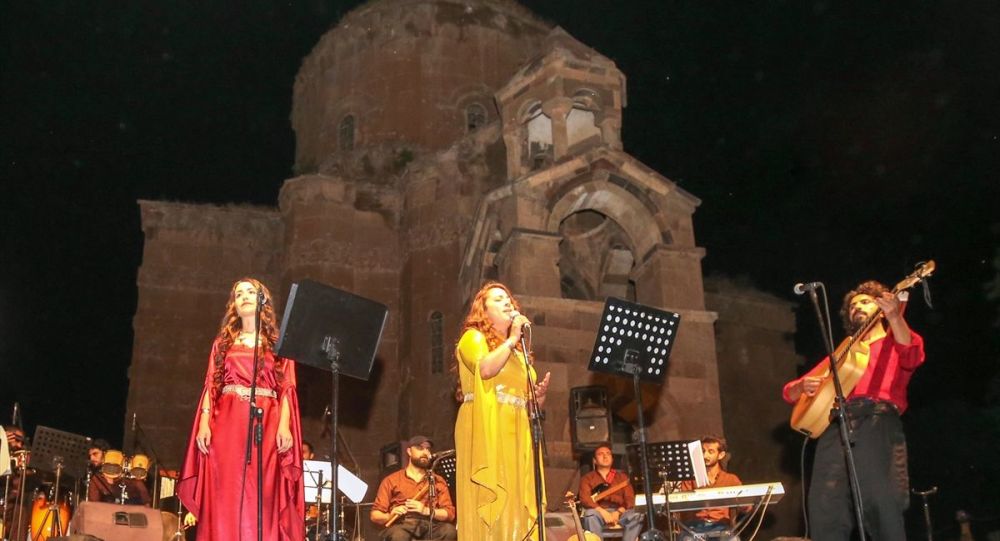 Akdamar Adası nda çok dilli konser