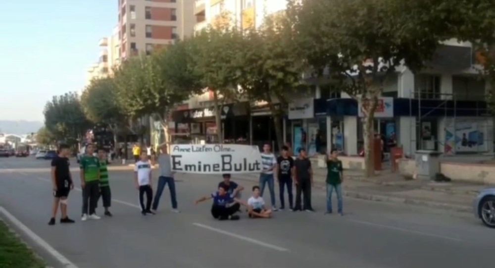 Çocuklar  anne lütfen ölme  diyerek karayolunu trafiğe kapattı