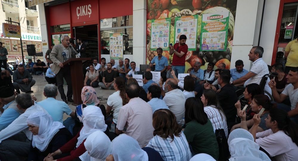 Diyarbakır da belediye meclisi kayyum sonrası ilk toplantısını sokakta yaptı