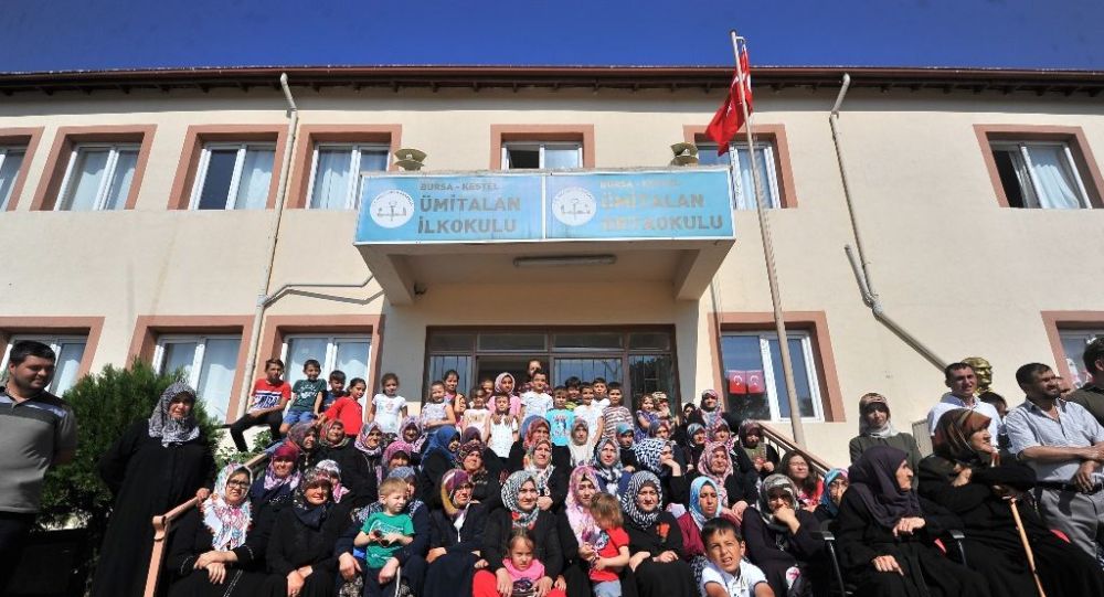 Veliler kapatılan okullarını geri istiyor