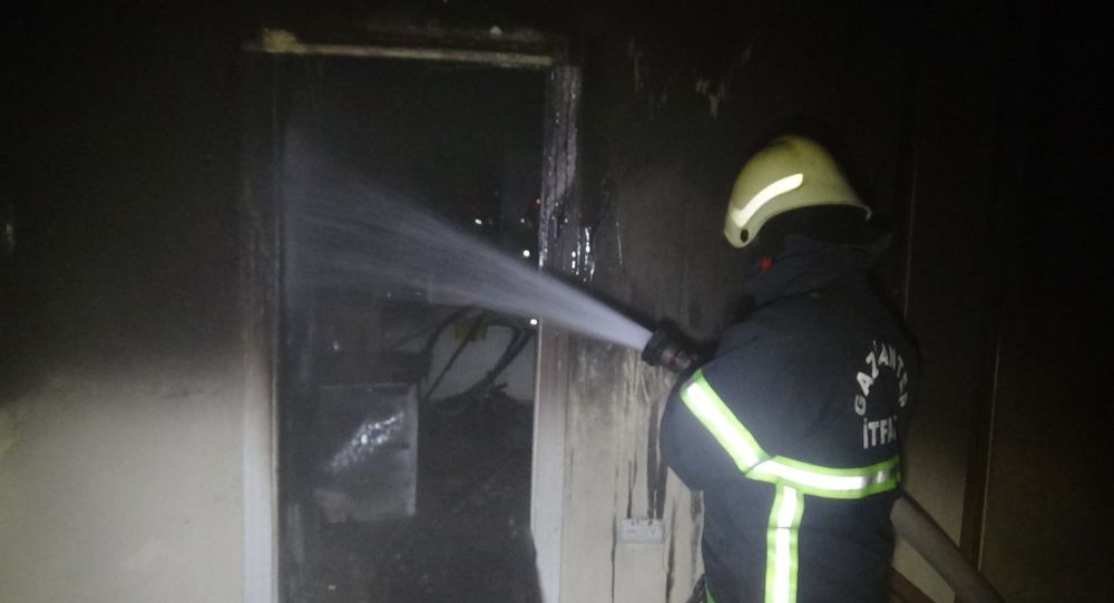 İçtiği sigara evi yaktı, yanarak ölmekten komşuları kurtardı