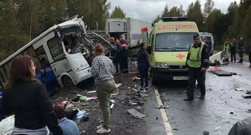 Yolcu otobüsü tırla çarpıştı: 9 ölü, 21 yaralı